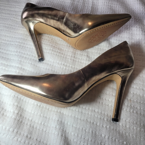 VINCE CAMUTO KAIN GOLD METALLIC PUMP - Picture 4 of 16